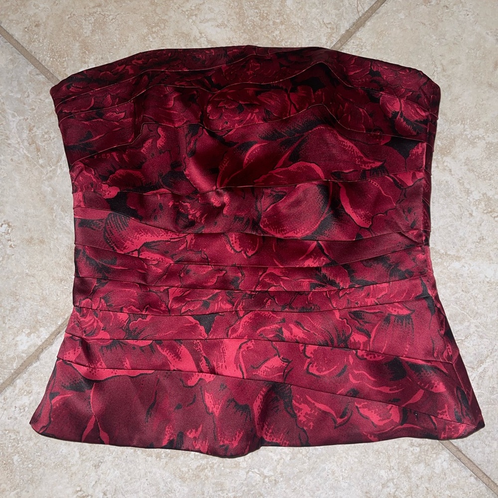 Woman’s bustier with detachable shoulder straps